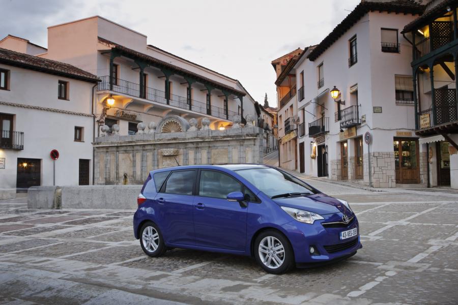  Toyota Verso-S 2010 года  (фото 62 из 109)